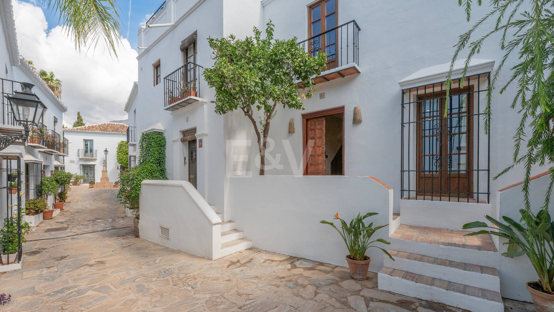 Raffinerat andalusiskt radhus med skräddarsydda inredare i Lomas de Marbella Club
