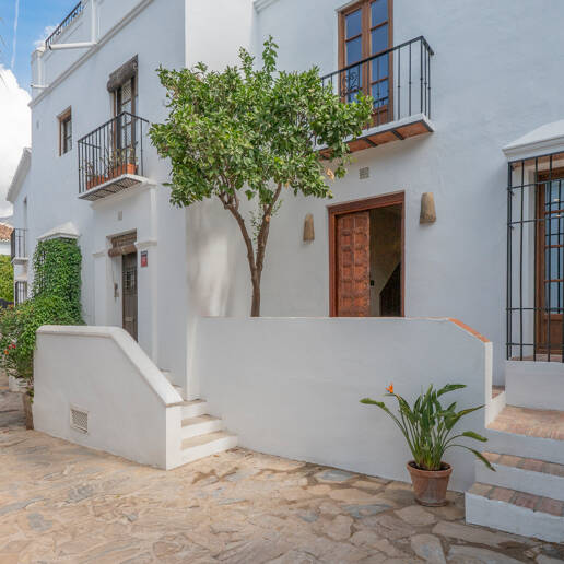 Raffinerat andalusiskt radhus med skräddarsydda inredare i Lomas de Marbella Club