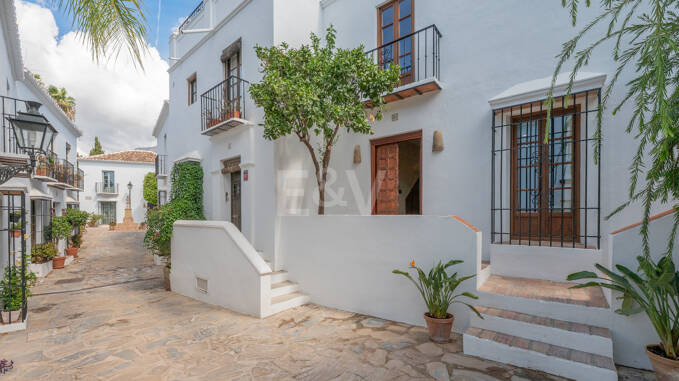 Raffinerat andalusiskt radhus med skräddarsydda inredare i Lomas de Marbella Club