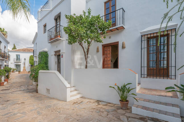 Raffinerat andalusiskt radhus med skräddarsydda inredare i Lomas de Marbella Club