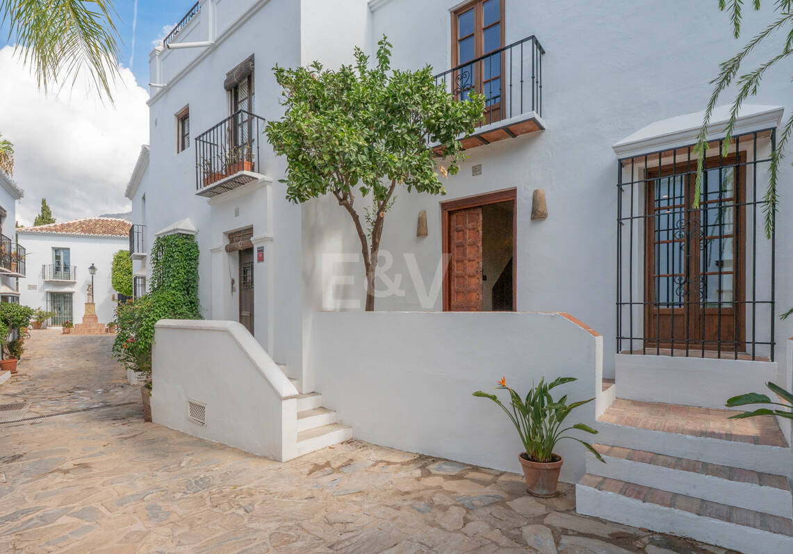 Raffinerat andalusiskt radhus med skräddarsydda inredare i Lomas de Marbella Club