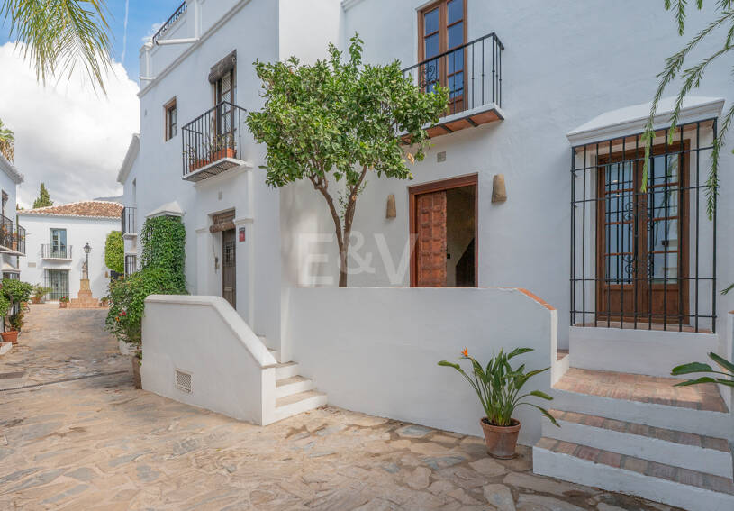 Raffinerat andalusiskt radhus med skräddarsydda inredare i Lomas de Marbella Club
