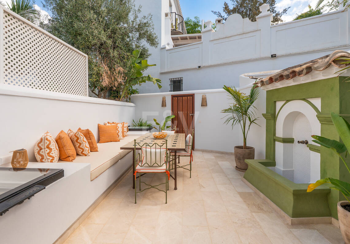 Raffinerat andalusiskt radhus med skräddarsydda inredare i Lomas de Marbella Club