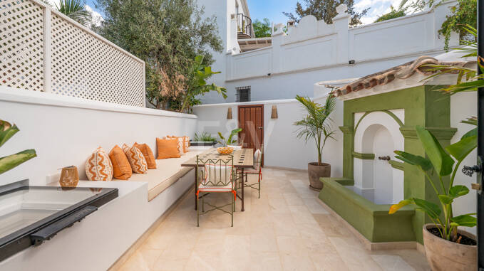 Raffinerat andalusiskt radhus med skräddarsydda inredare i Lomas de Marbella Club