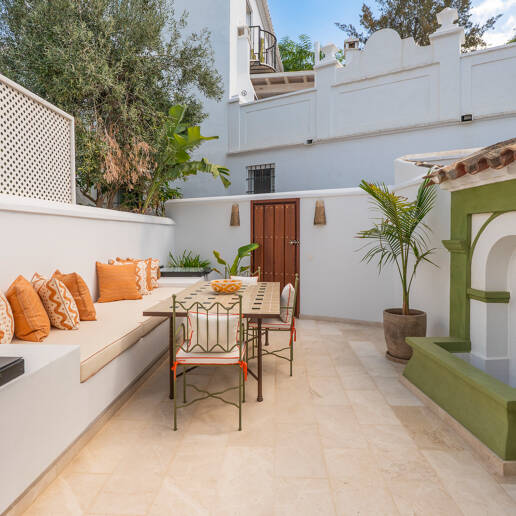 Raffinerat andalusiskt radhus med skräddarsydda inredare i Lomas de Marbella Club