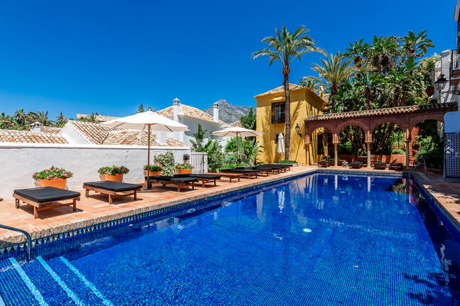 Raffinerat andalusiskt radhus med skräddarsydda inredare i Lomas de Marbella Club