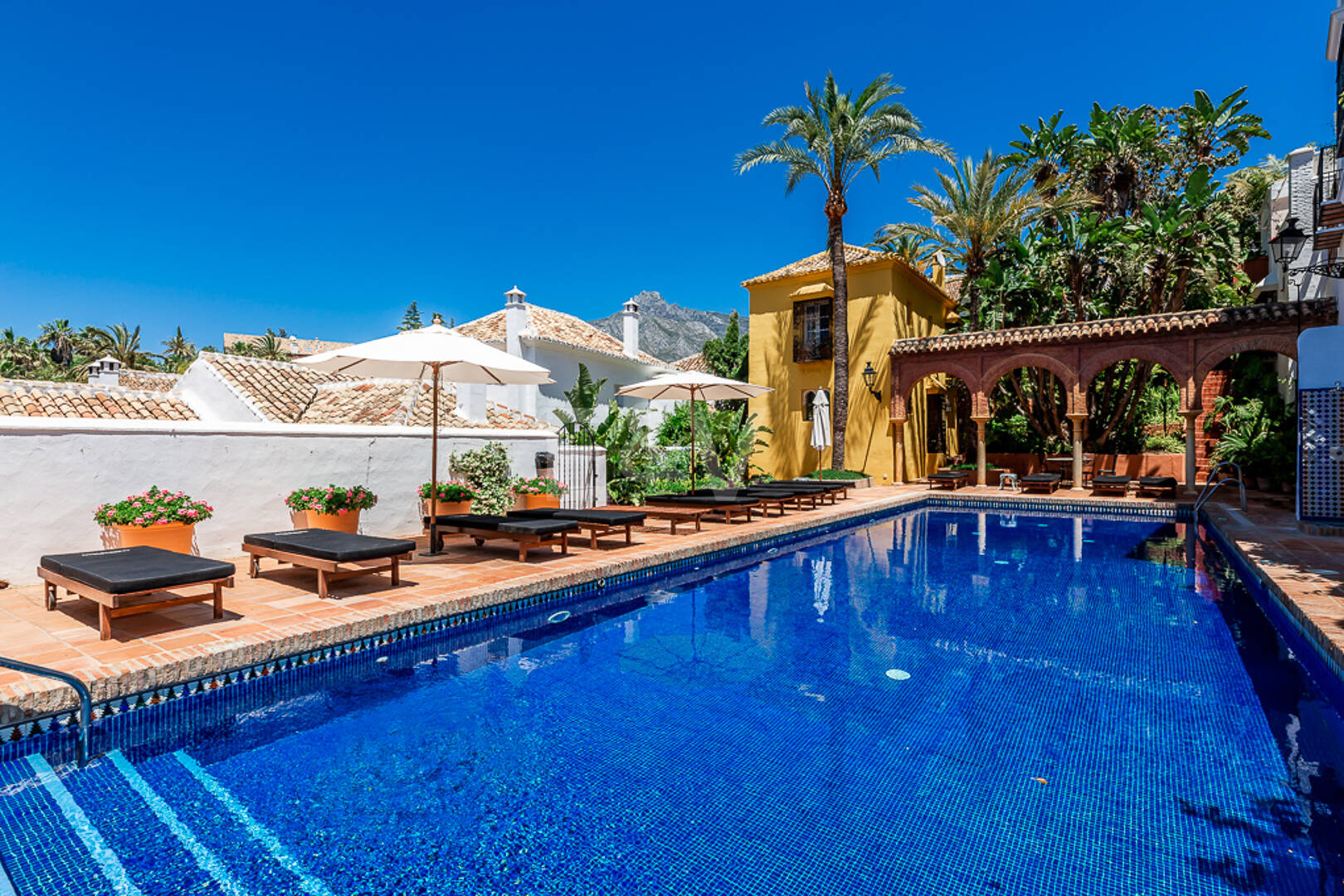 Raffinerat andalusiskt radhus med skräddarsydda inredare i Lomas de Marbella Club