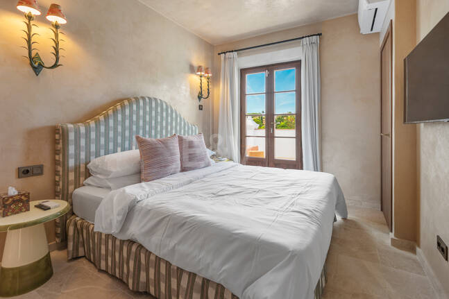 Raffinerat andalusiskt radhus med skräddarsydda inredare i Lomas de Marbella Club