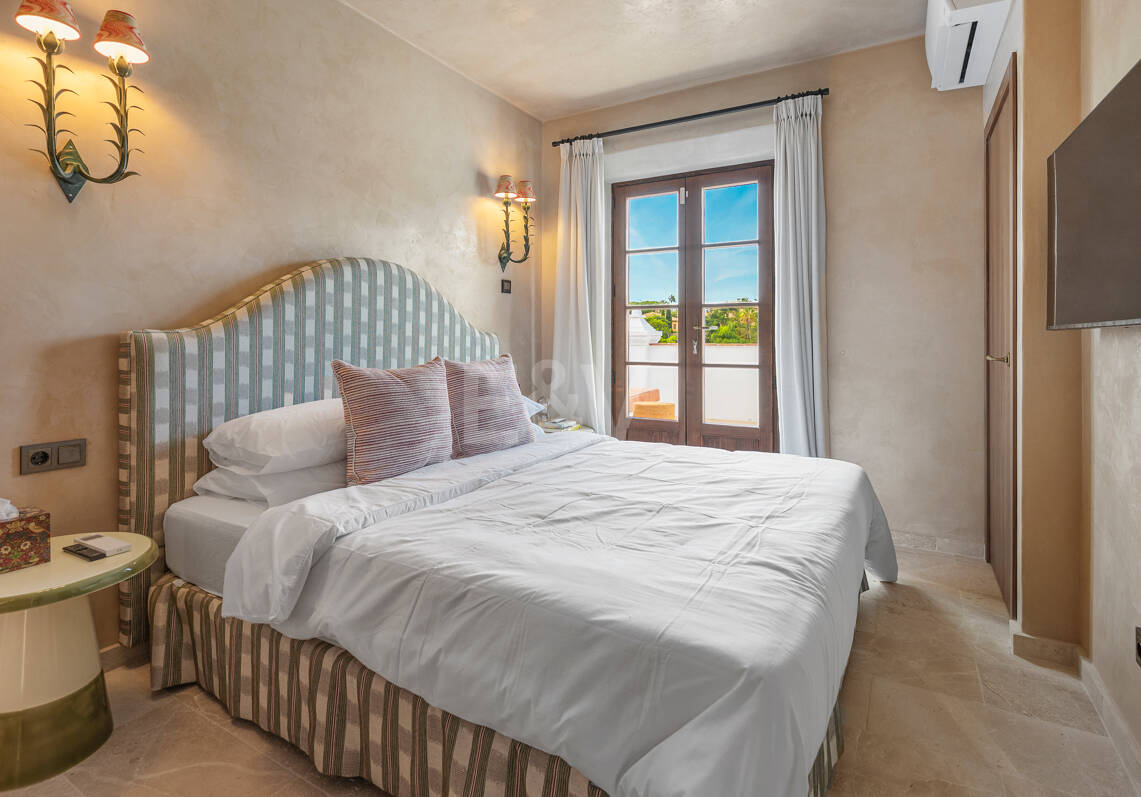 Raffinerat andalusiskt radhus med skräddarsydda inredare i Lomas de Marbella Club