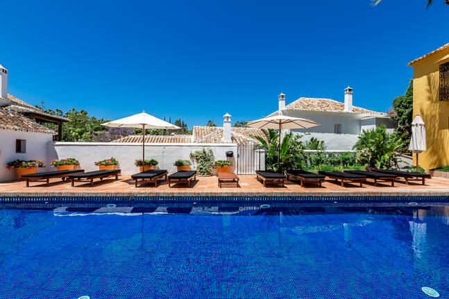 Raffinerat andalusiskt radhus med skräddarsydda inredare i Lomas de Marbella Club
