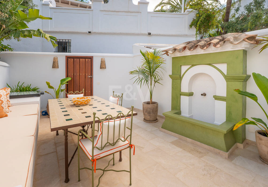Raffinerat andalusiskt radhus med skräddarsydda inredare i Lomas de Marbella Club