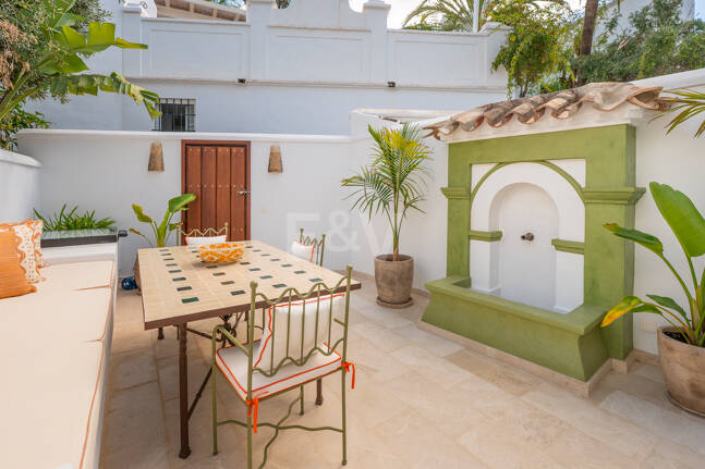 Raffinerat andalusiskt radhus med skräddarsydda inredare i Lomas de Marbella Club