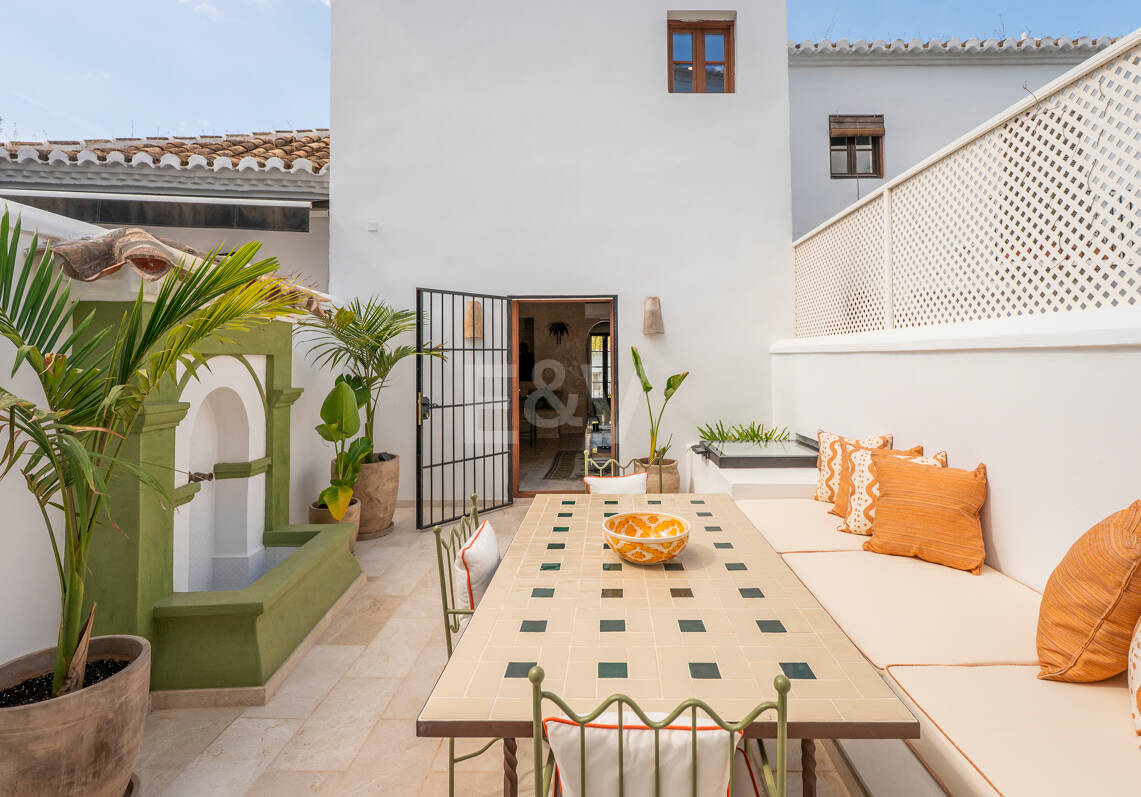 Raffinerat andalusiskt radhus med skräddarsydda inredare i Lomas de Marbella Club