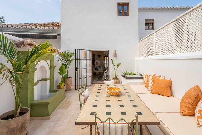 Raffinerat andalusiskt radhus med skräddarsydda inredare i Lomas de Marbella Club