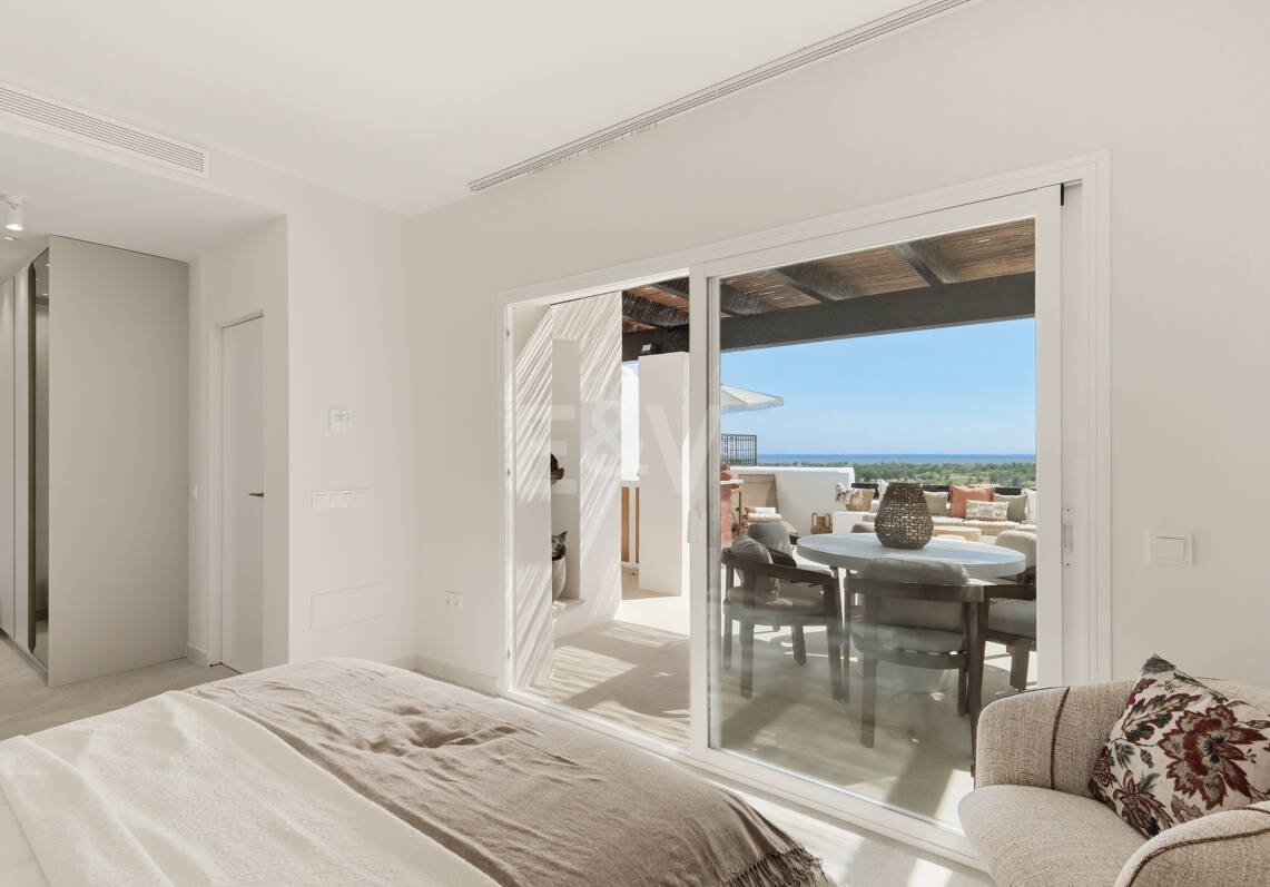 Luksusowy dwupoziomowy penthouse z ekspansywnym tarasem, prywatnym solarium i widokiem na morze panoramiczne