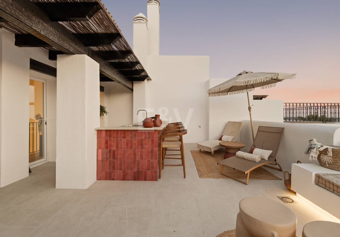 Luksusowy dwupoziomowy penthouse z ekspansywnym tarasem, prywatnym solarium i widokiem na morze panoramiczne