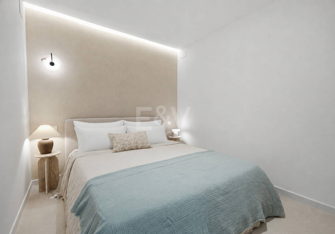 Luksusowy dwupoziomowy penthouse z ekspansywnym tarasem, prywatnym solarium i widokiem na morze panoramiczne
