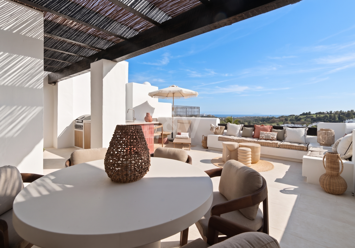 Luksusowy dwupoziomowy penthouse z ekspansywnym tarasem, prywatnym solarium i widokiem na morze panoramiczne