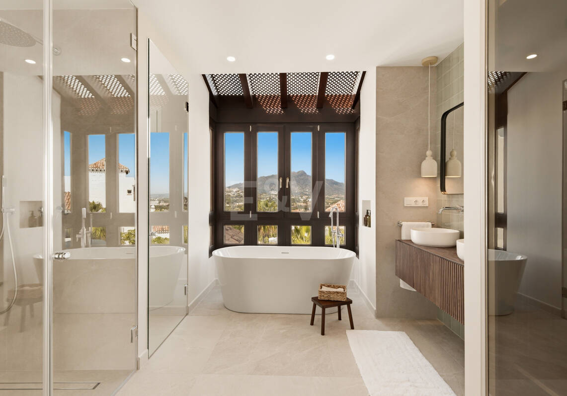 Luksusowy dwupoziomowy penthouse z ekspansywnym tarasem, prywatnym solarium i widokiem na morze panoramiczne