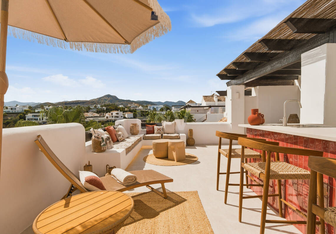 Luksusowy dwupoziomowy penthouse z ekspansywnym tarasem, prywatnym solarium i widokiem na morze panoramiczne