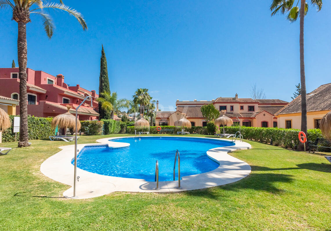 Amplia casa adosada en Nagüeles con excelente potencial