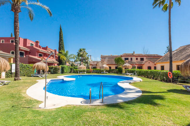 Amplia casa adosada en Nagüeles con excelente potencial
