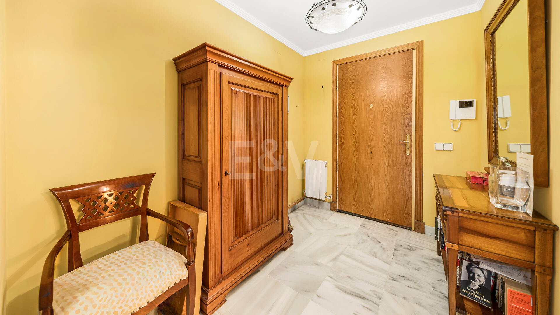 Amplia casa adosada en Nagüeles con excelente potencial