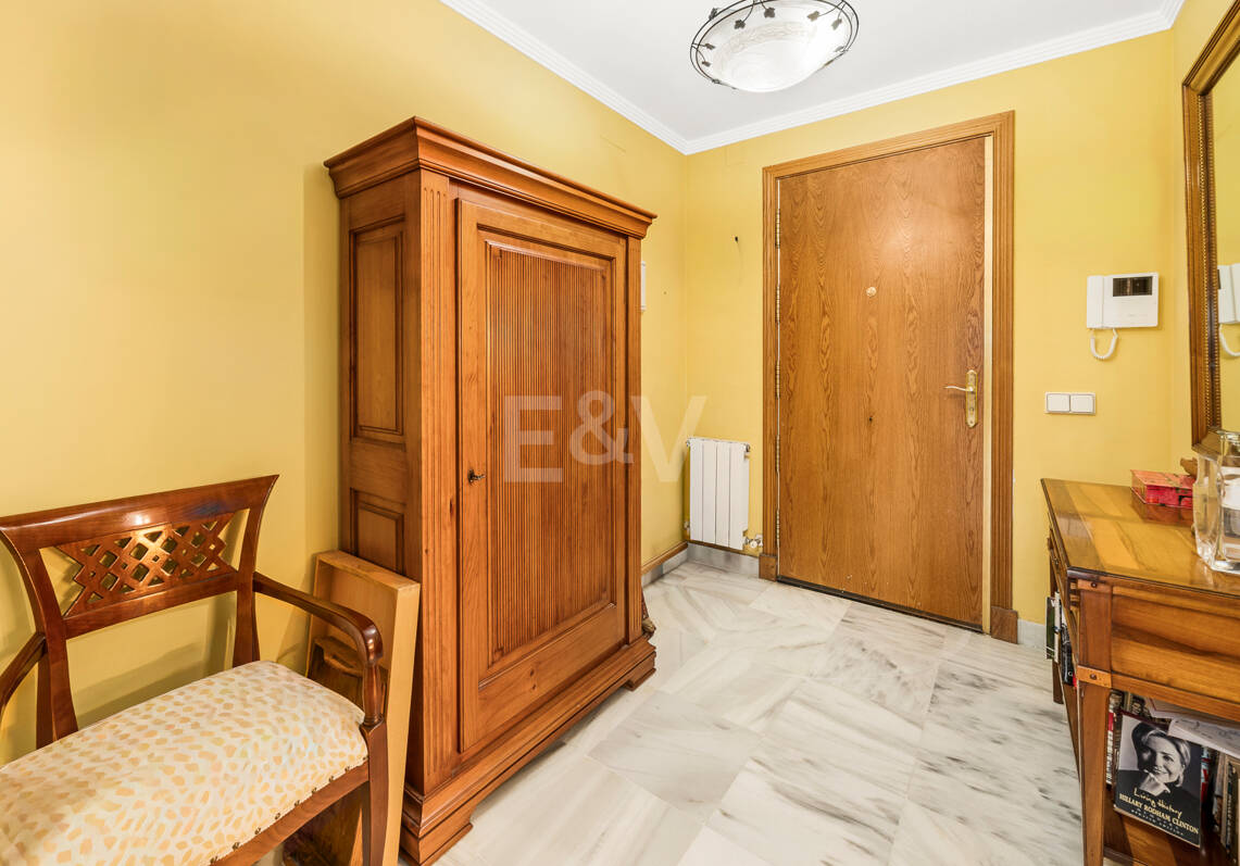 Amplia casa adosada en Nagüeles con excelente potencial