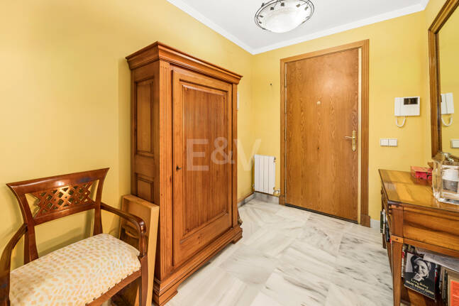 Amplia casa adosada en Nagüeles con excelente potencial