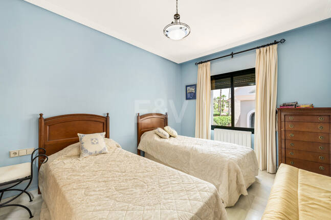 Amplia casa adosada en Nagüeles con excelente potencial