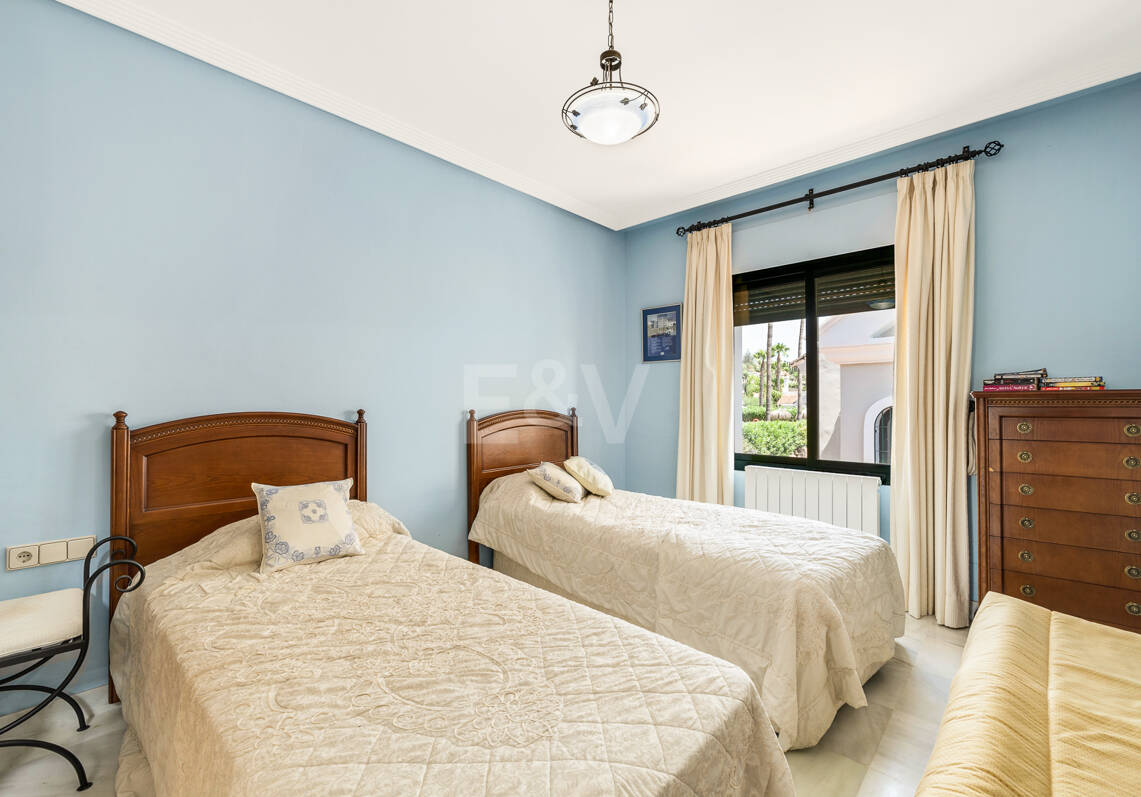Amplia casa adosada en Nagüeles con excelente potencial