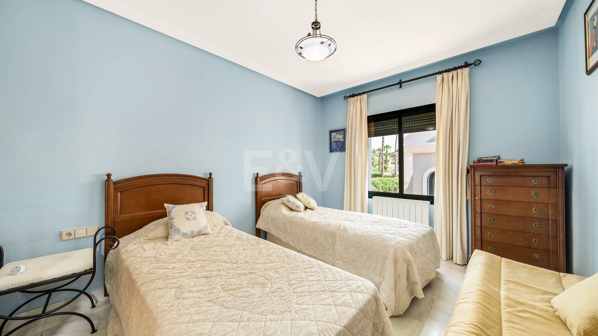 Amplia casa adosada en Nagüeles con excelente potencial