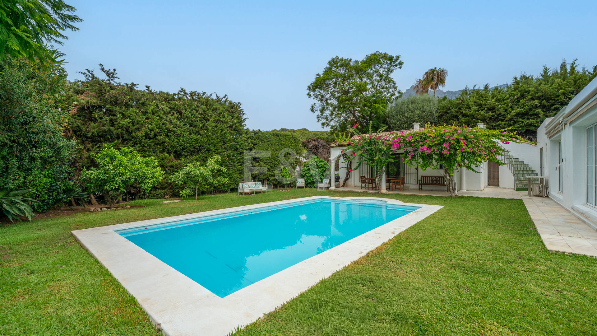 Charming Mediterranean Villa with Guest Apartment in Rocío de Nagüeles