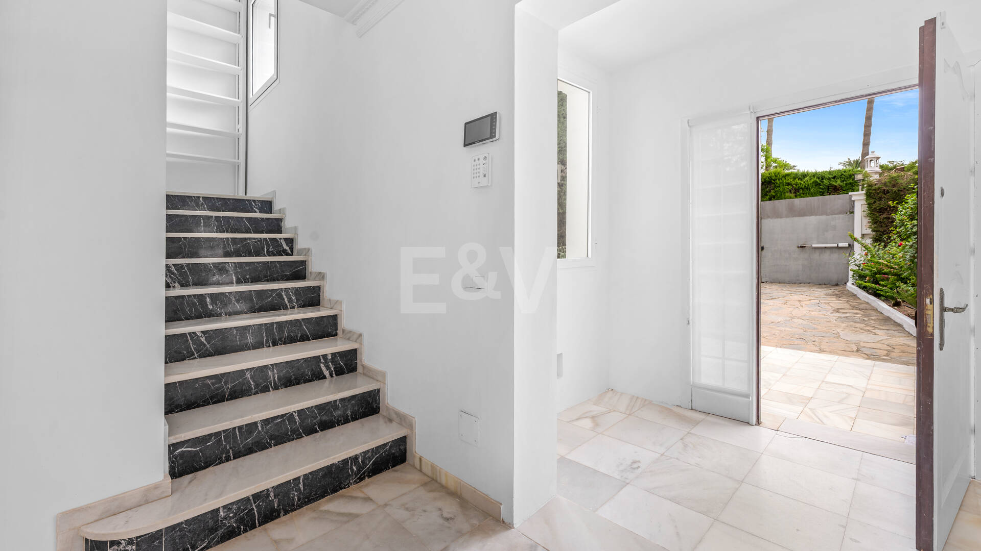 Charming Mediterranean Villa with Guest Apartment in Rocío de Nagüeles