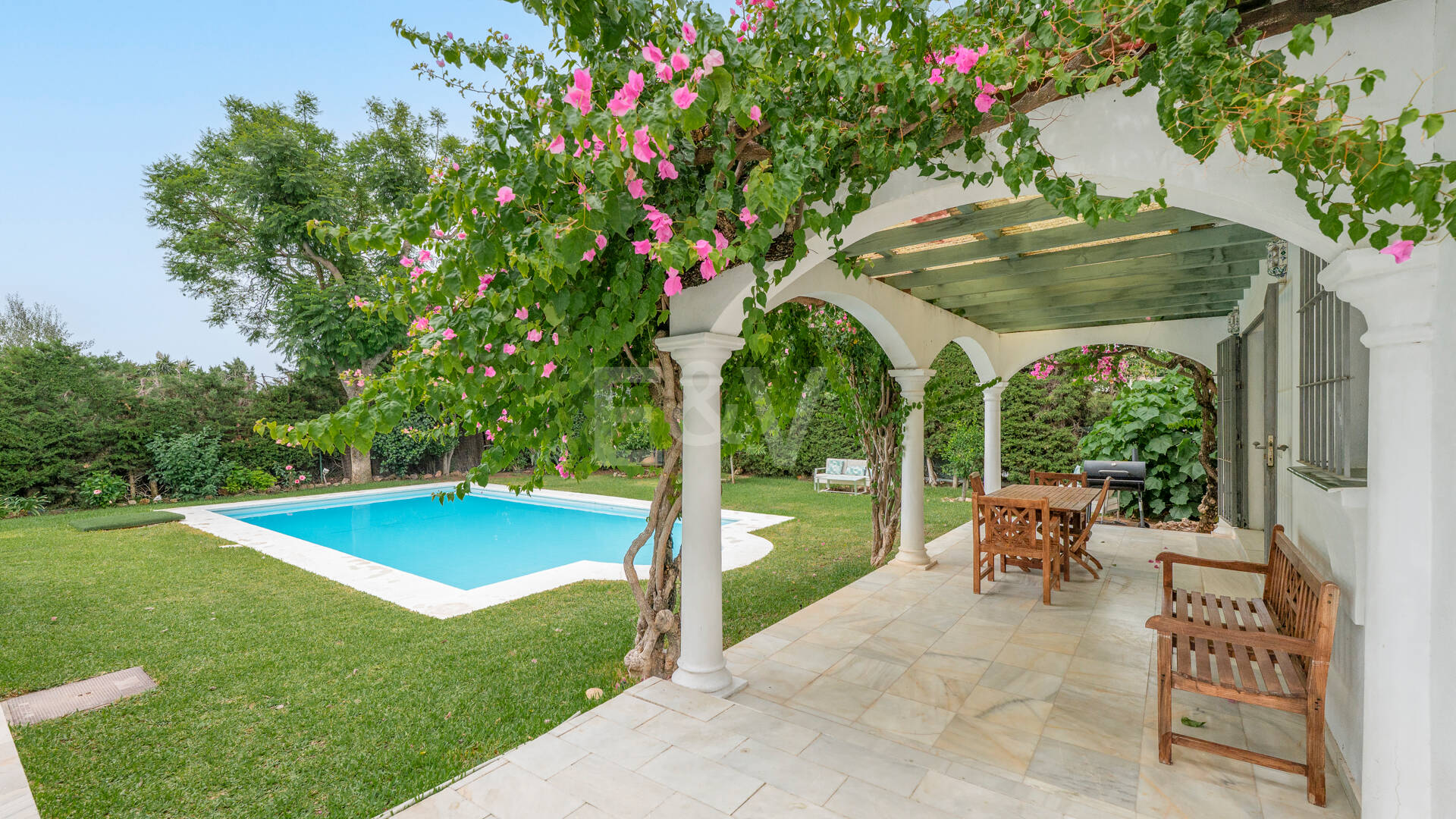 Charming Mediterranean Villa with Guest Apartment in Rocío de Nagüeles