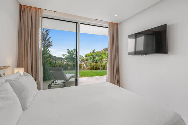 Garden Apartment with Panoramic Sea Views in Palo Alto,Marbella
