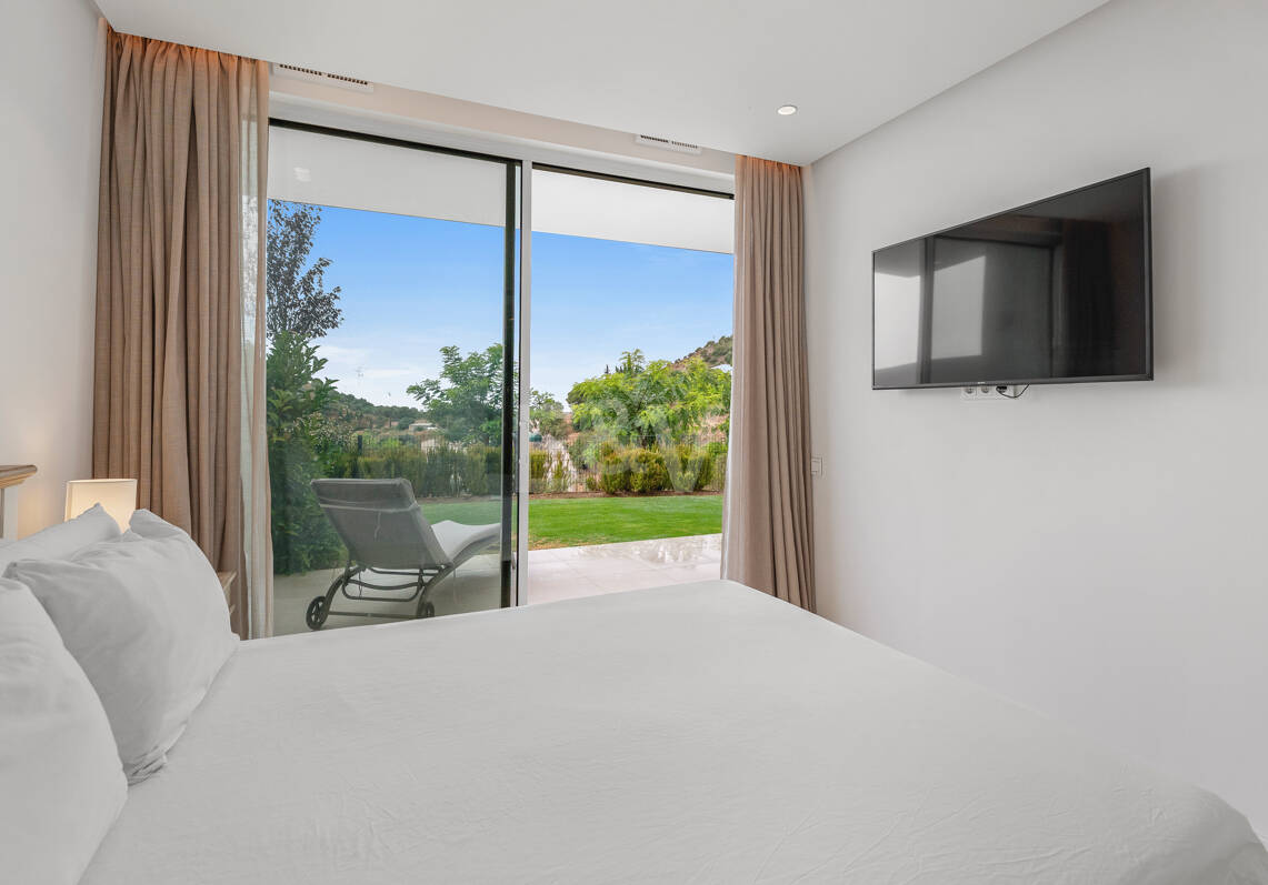 Garden Apartment with Panoramic Sea Views in Palo Alto,Marbella