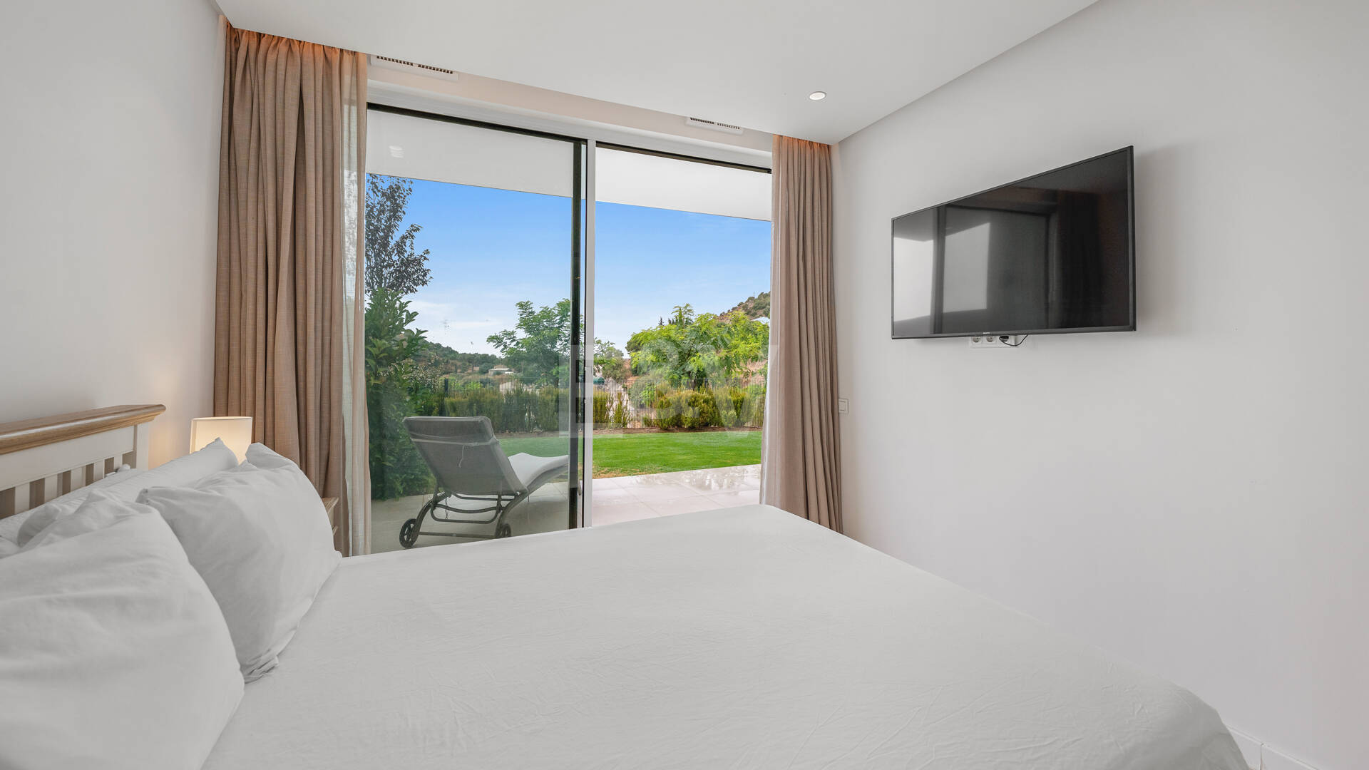 Garden Apartment with Panoramic Sea Views in Palo Alto,Marbella