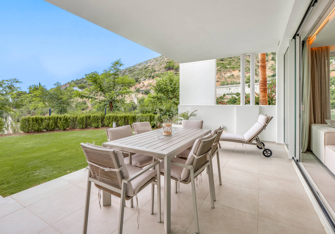 Garden Apartment with Panoramic Sea Views in Palo Alto,Marbella
