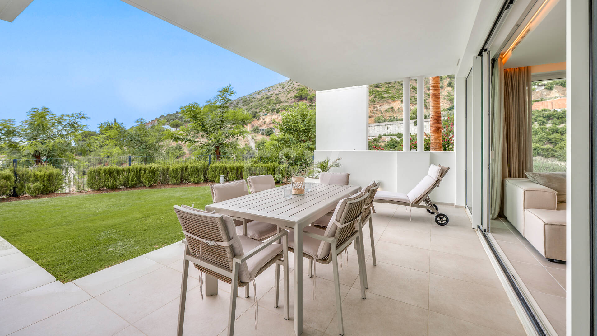 Garden Apartment with Panoramic Sea Views in Palo Alto,Marbella