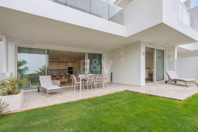 Garden Apartment with Panoramic Sea Views in Palo Alto,Marbella
