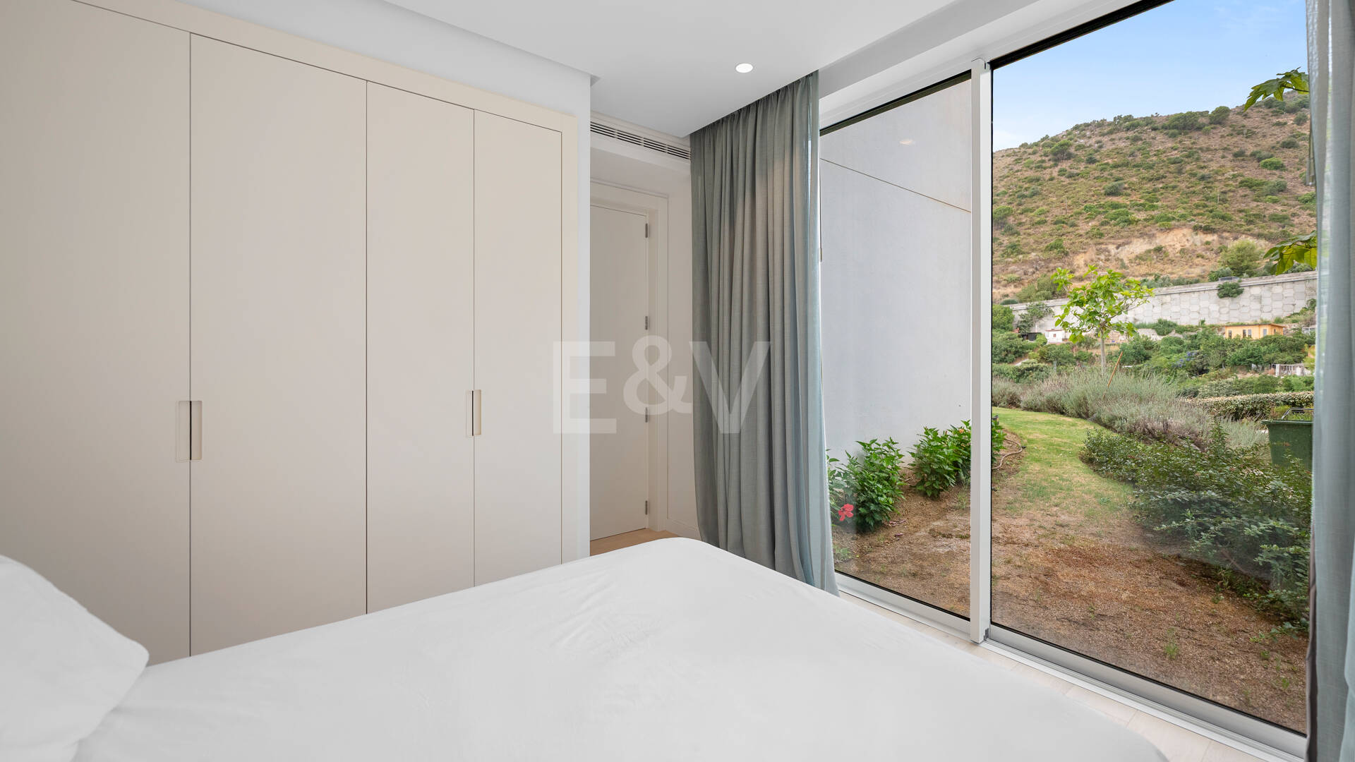 Garden Apartment with Panoramic Sea Views in Palo Alto,Marbella