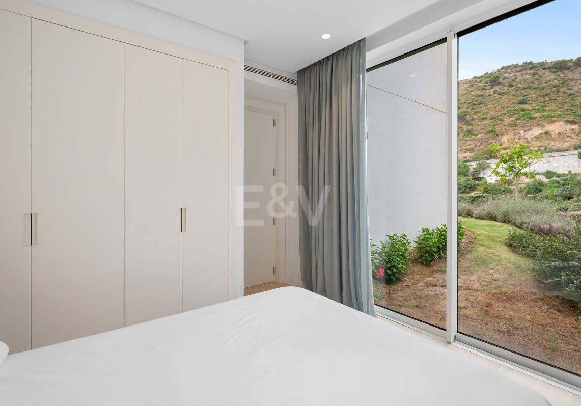 Garden Apartment with Panoramic Sea Views in Palo Alto,Marbella