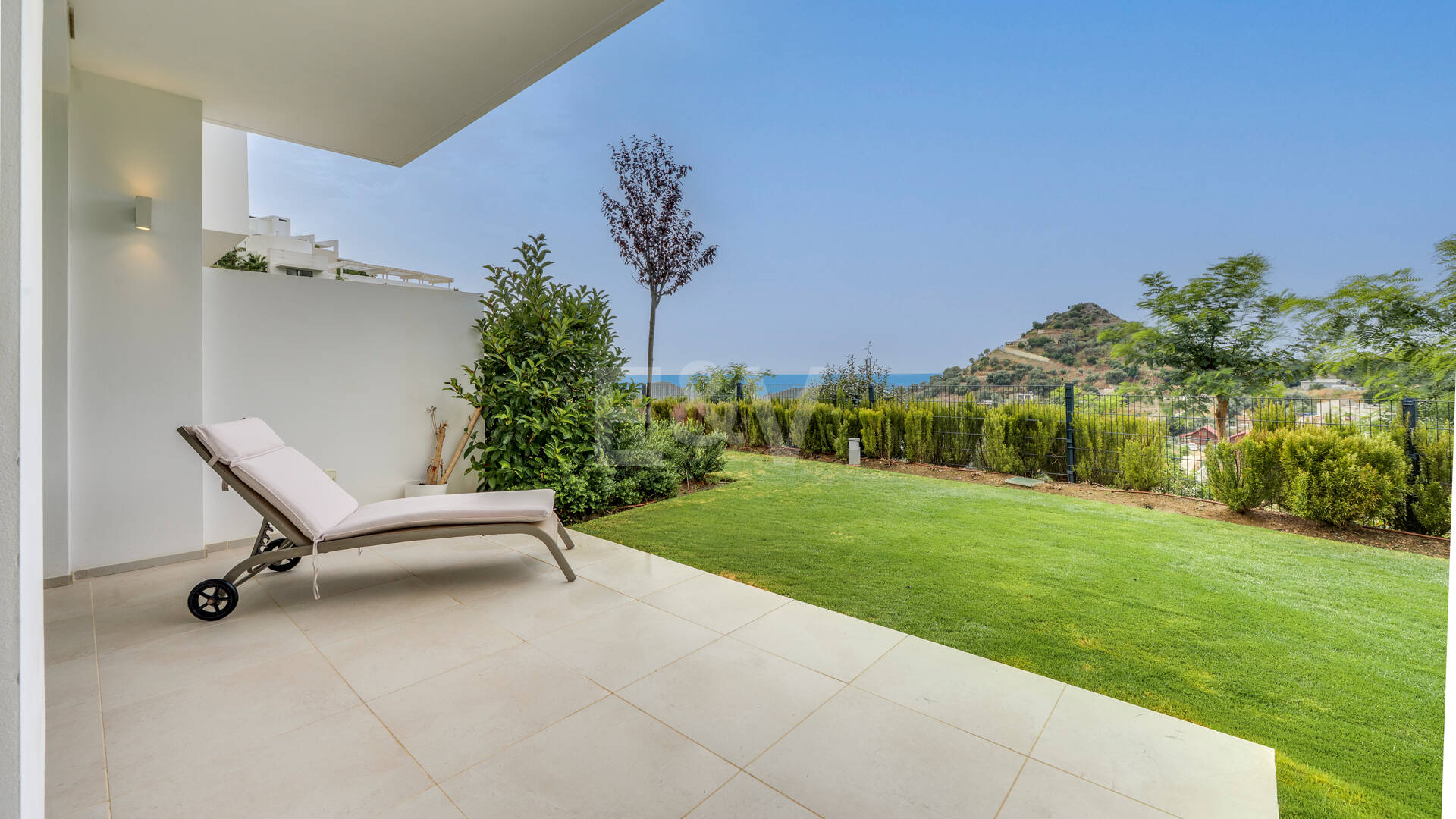 Garden Apartment with Panoramic Sea Views in Palo Alto,Marbella