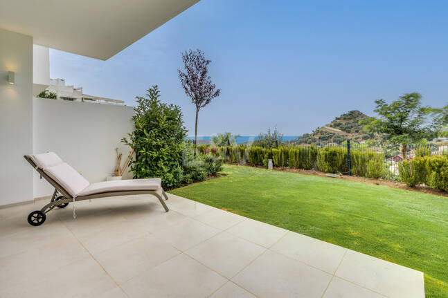 Garden Apartment with Panoramic Sea Views in Palo Alto,Marbella