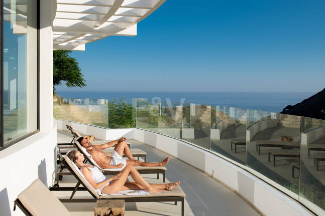Garden Apartment with Panoramic Sea Views in Palo Alto,Marbella