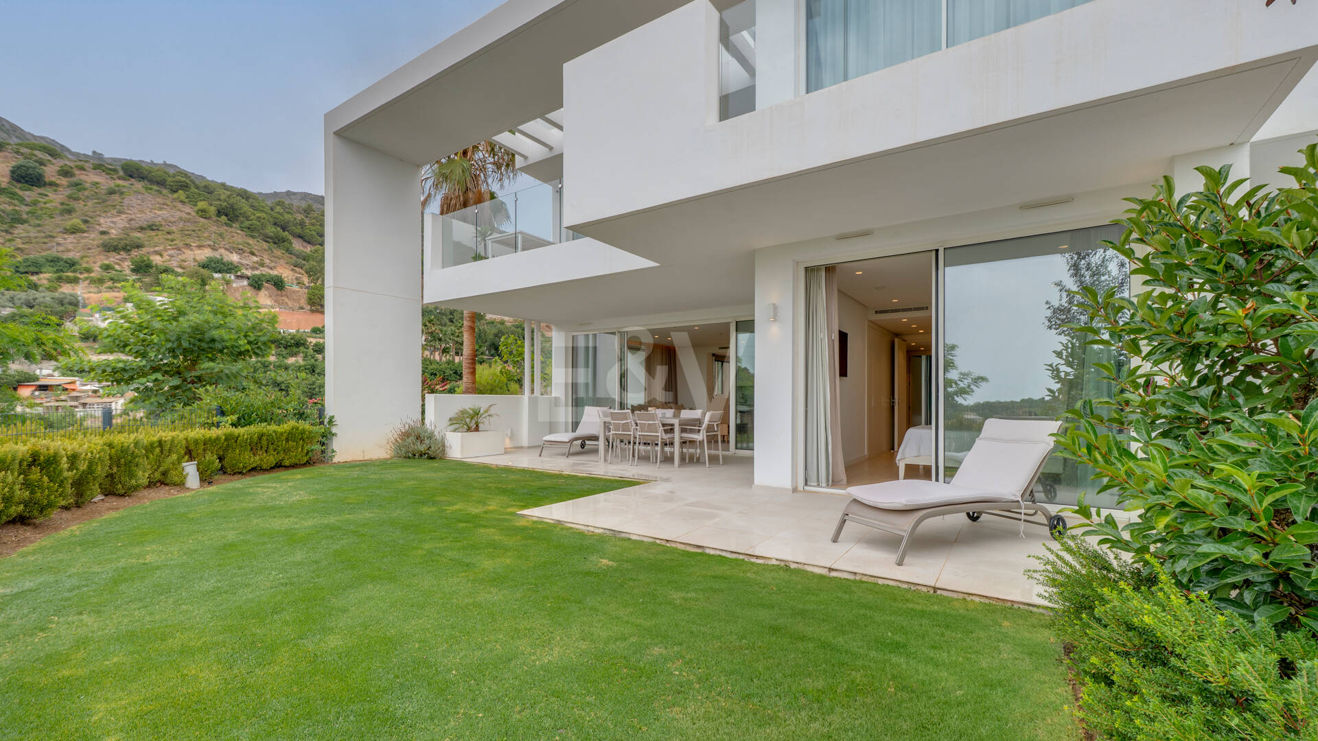 Garden Apartment with Panoramic Sea Views in Palo Alto,Marbella