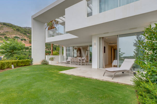 Garden Apartment with Panoramic Sea Views in Palo Alto,Marbella