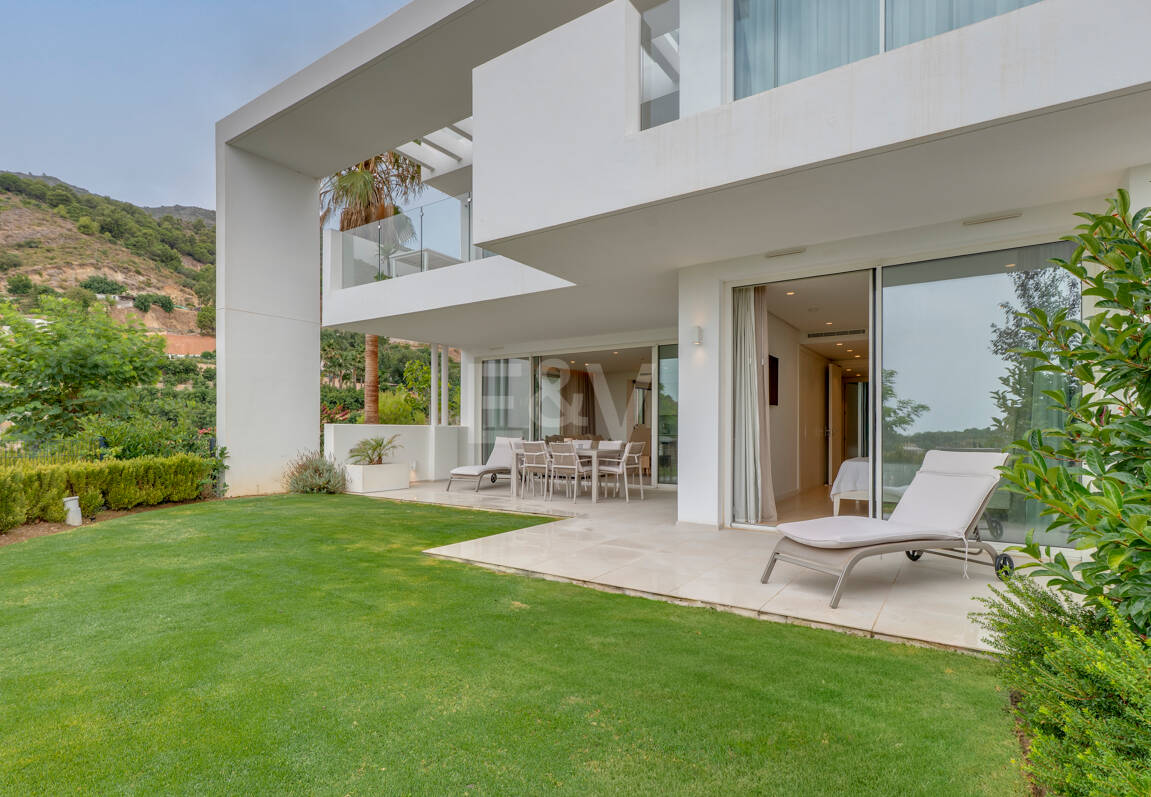 Garden Apartment with Panoramic Sea Views in Palo Alto,Marbella