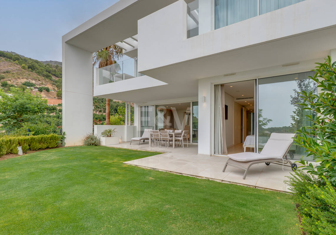Garden Apartment with Panoramic Sea Views in Palo Alto,Marbella